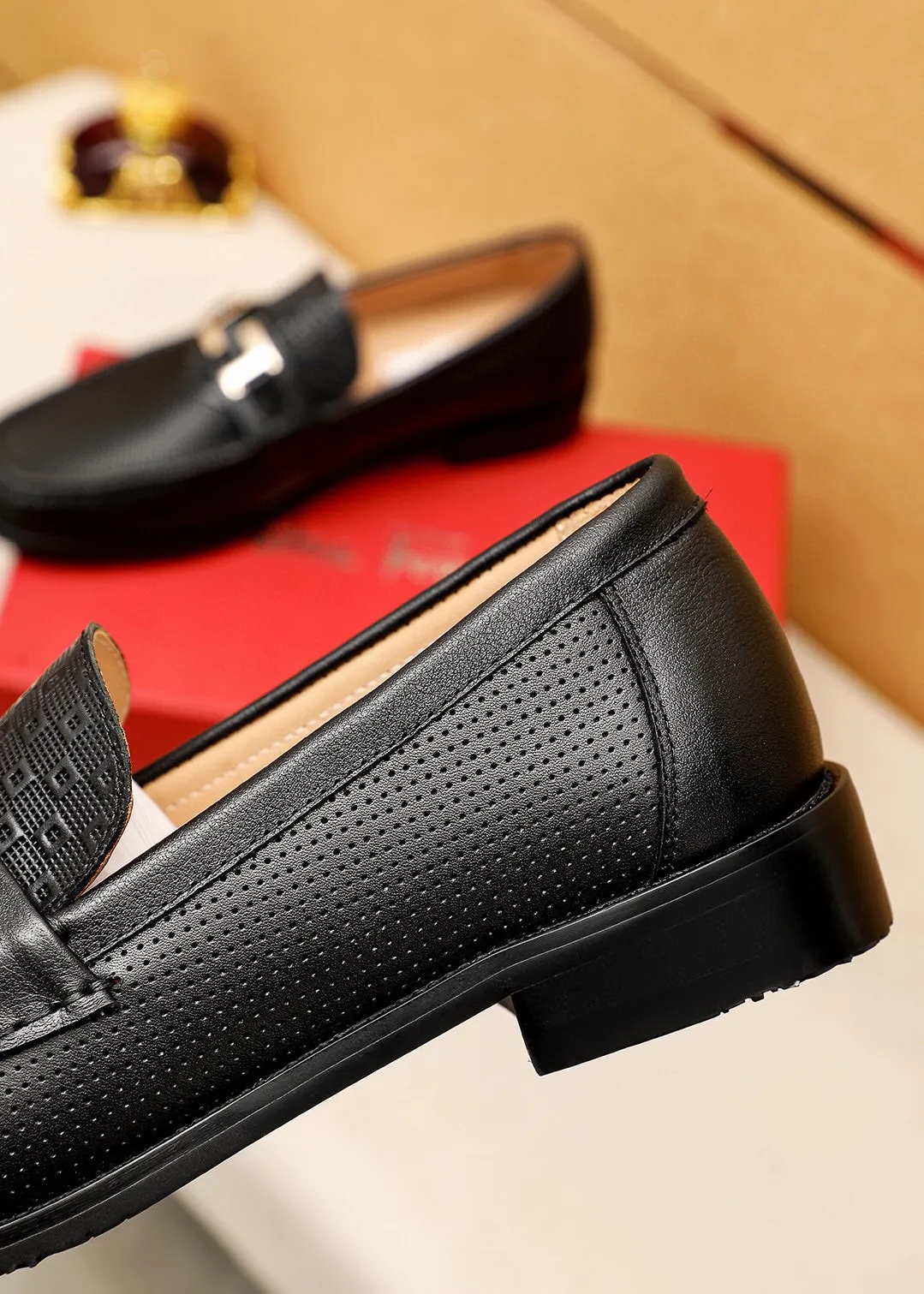 Men's shoes 💰462 💐 Product trademark: Ferragamo "Ferragamo" casual leather shoes Regular size: 38-44 (45.46🉑️customized) Product materials: Selected imported first-layer calfskin embossed upper + luxury hardware buckle, imported water-dyed cow leather lining. Strong three-dimensional visual effect, combined outsole Color: 1⃣️color optional